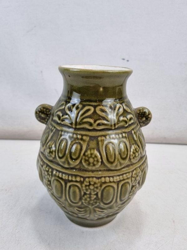 Vaso Decorativo Cerámica Esmaltada Verde con Relieve de Uvas y Hojas