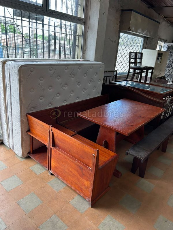 Mesa de Comedor con Bancos y Colchón