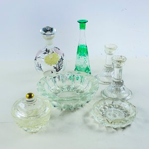 Set de 7 piezas de vidrio: botellón floral, caneleros y ceniceros - imagen 1