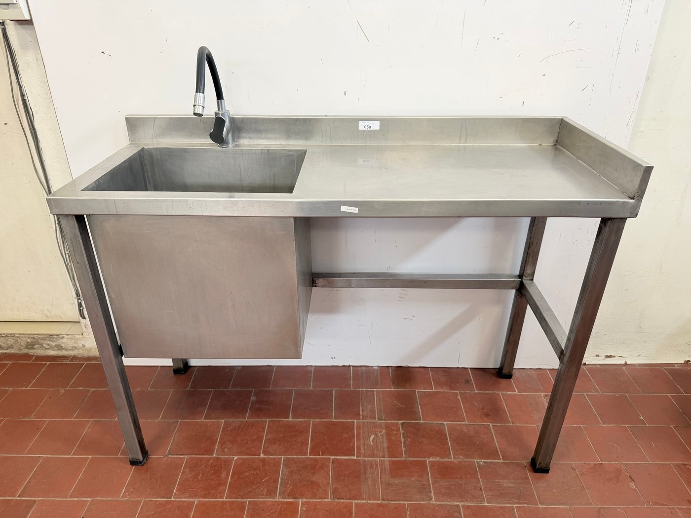 Mesada de Acero Inoxidable con Bacha y Grifería - 135x50x90cm