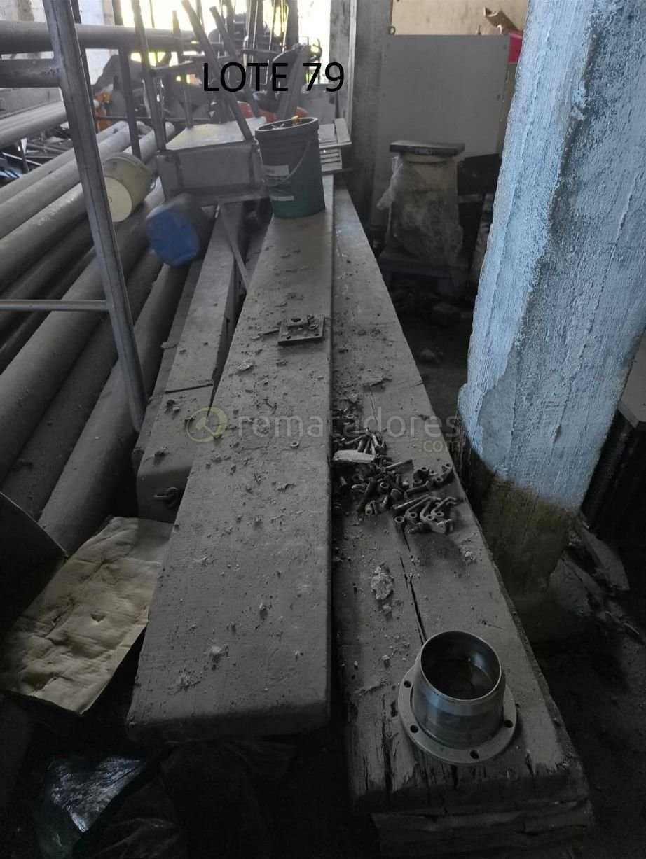 Vigas de madera y metal, materiales de construcción