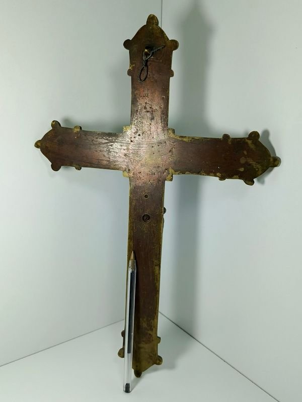 Crucifijo de bronce en alto relieve con patina original - imagen 3