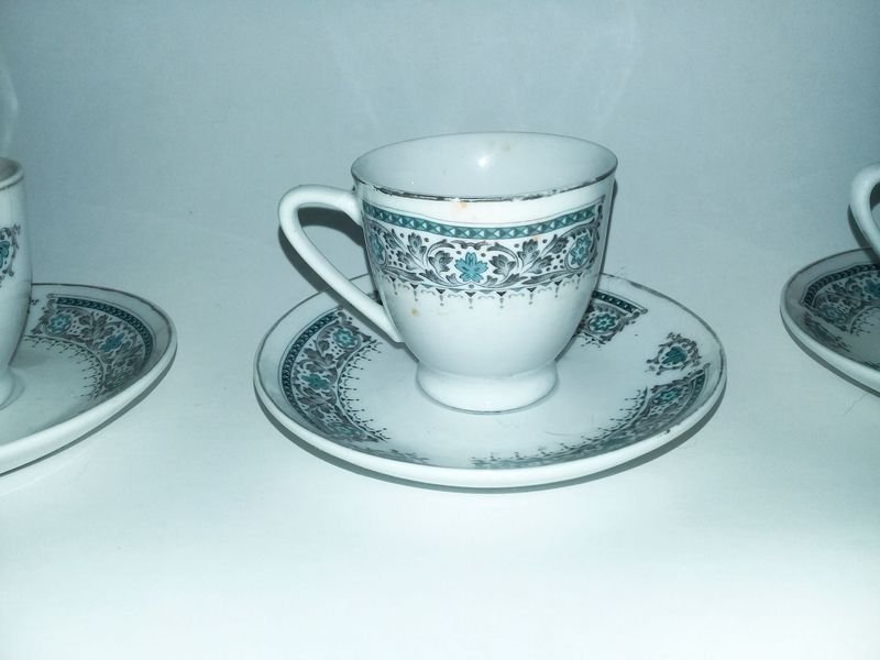 Juego de té con cuatro tazas y platos de porcelana - imagen 3