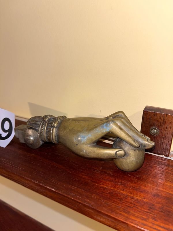 Lote siguiente: Llamador de Bronce con Figura de Mano Detallada