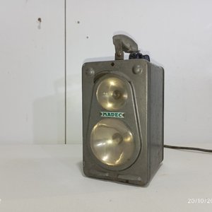 Antigua Valija Portátil de Metal Madec con Doble Foco - imagen 2