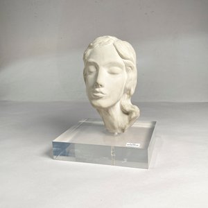 Lote siguiente: Busto de Mujer en Yeso sobre Base de Acrílico
