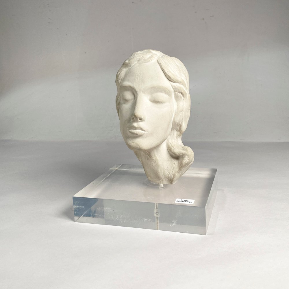 Busto de Mujer en Yeso sobre Base de Acrílico