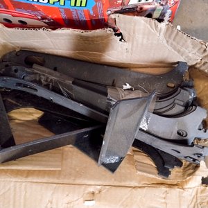 Caja con Ménsulas Metálicas Varias para Soporte - imagen 3