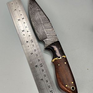 Cuchillo con Hoja Estilo Damasco y Empuñadura de Madera y Bronce con Vaina - imagen 14