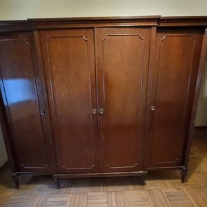 Lote anterior: Importante Roper de Madera Lustrada con Espejos y Cajonera