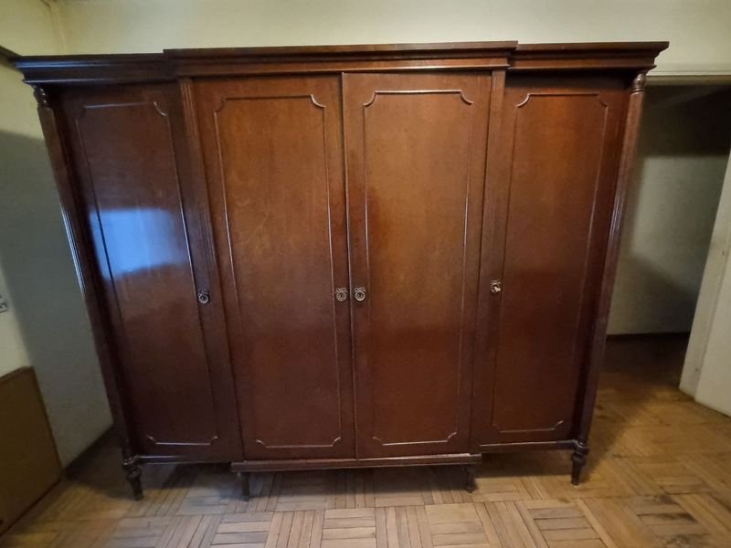 Importante Roper de Madera Lustrada con Espejos y Cajonera