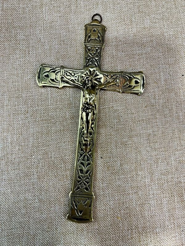 Crucifijo Antiguo de Bronce Calado con Figura de Cristo