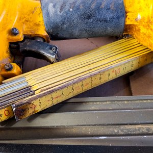 Clavadora Neumática, Metro Plegable, Pistola de Silicona y Batería 12V - imagen 3