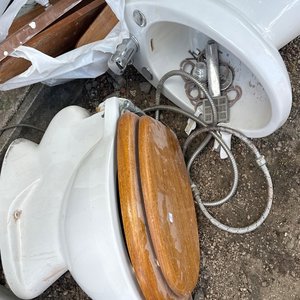 Lote siguiente: Bidet Blanco con Tapa de Madera