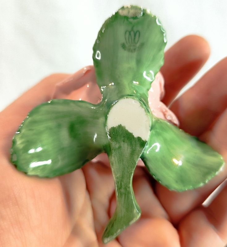Pequeña mariposa en porcelana alemana pintada a mano - Figurita de mariposa alemana - imagen 3