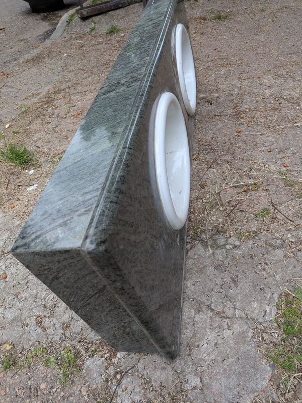 Mesada de baño en granito con doble pileta - imagen 2