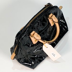 Cartera Negra Charol Michael Kors con Detalle Dorado - imagen 2