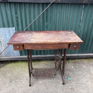 Lote siguiente: Máquina de Coser Antigua de Mesa con Pedales