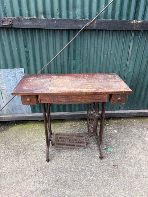 Máquina de Coser Antigua de Mesa con Pedales