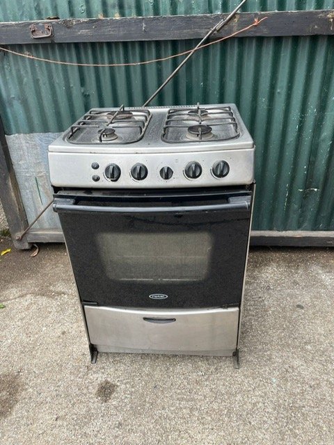 Lote siguiente: Cocina a gas funcionando con estufa y horno