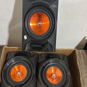 Lote siguiente: Parlantes Giga con Woofer Naranja