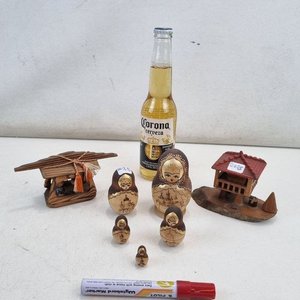 Set Decorativo de 7 Piezas: Matrioskas Rusas y Miniaturas de Edificios en Madera - imagen 2