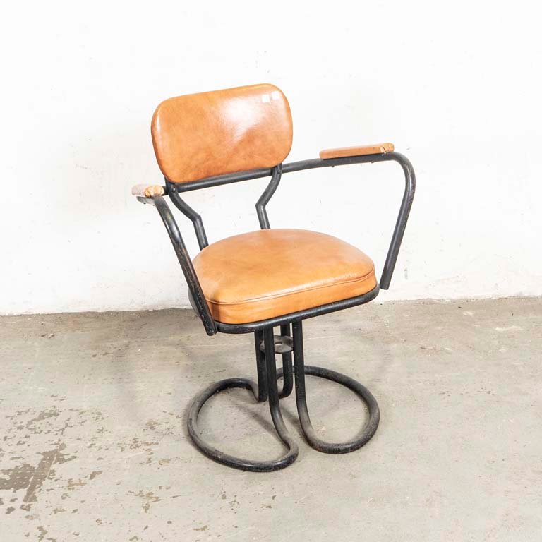 Lote anterior: Sillón giratorio con estructura de caño metálico tapizado en cuerina