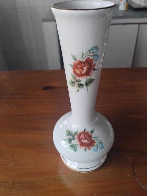 Florero de porcelana con diseño floral