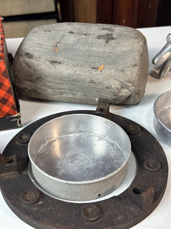 Lote de piedras, pesas y objetos variados - imagen 12