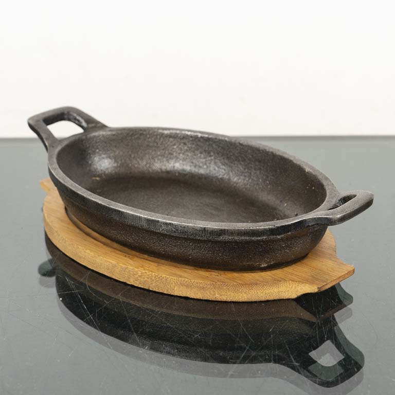 Lote siguiente: Sartén oval con dos asas y tabla de madera - Medidas: 23x13x4cm
