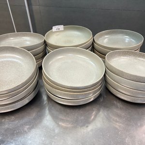 Lote siguiente: Set de 27 Platos Hondos de Cerámica Gris, 22cm