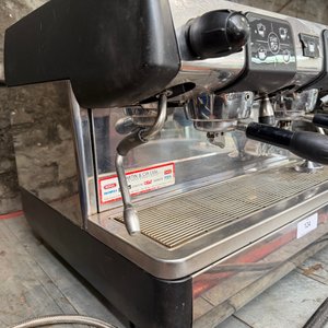 Cafetera Industrial Eléctrica La Cimbali de 2 Grupos con Tamper - imagen 3