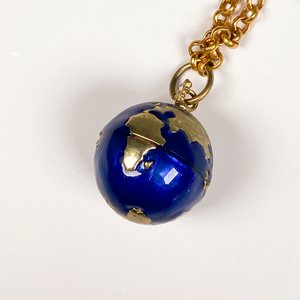 Cadena Larga Enchapada con Colgante Globo Terráqueo Detallado - imagen 4