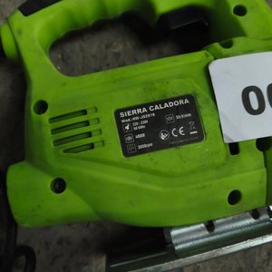 Sierra Caladora Eléctrica Verde con Base Metálica - imagen 2
