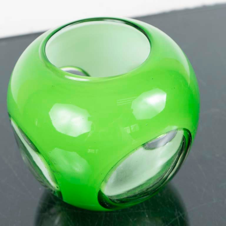 Florero de vidrio color verde - Medidas: 15x14cm - imagen 2