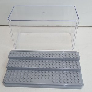 Cajita Exhibidora Acrílico Transparente para Modelos con Base Gris - imagen 3