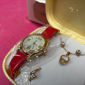 Set de Joyería y Reloj para Dama: Collar, Aretes, Anillo y Reloj con Correa Roja y Dorada - imagen 4
