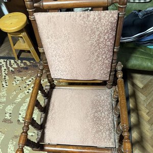 Mecedora Clásica de Madera Noble Oscura con Columnas Torneadas y Tapizado Floral - imagen 7