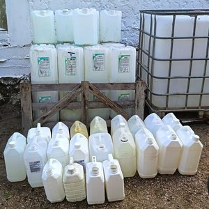 Lote anterior: Jaula de Madera con 50 Bidoners de Plástico de Diferentes Volumenes de 5,  10 y 20 lts.