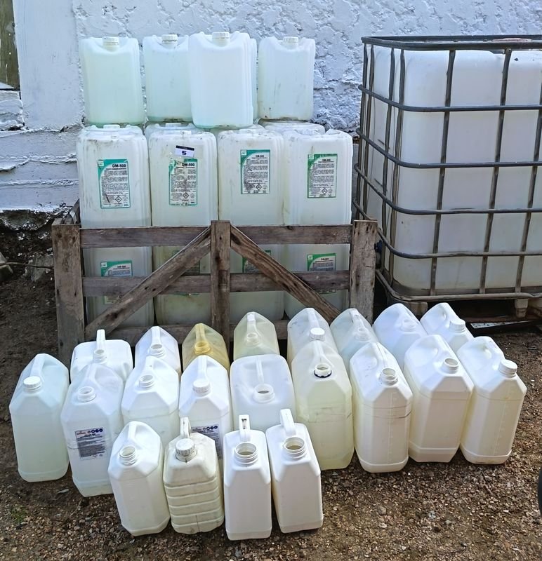 Jaula de Madera con 50 Bidoners de Plástico de Diferentes Volumenes de 5, 10 y 20 lts.