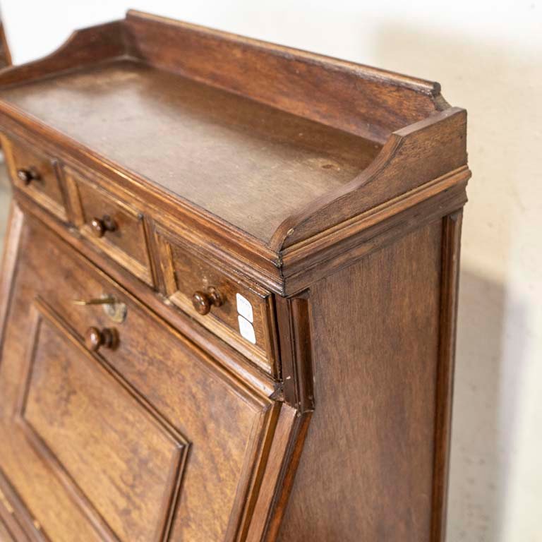 Escritorio secreto de madera con detalles en el lustre - imagen 3