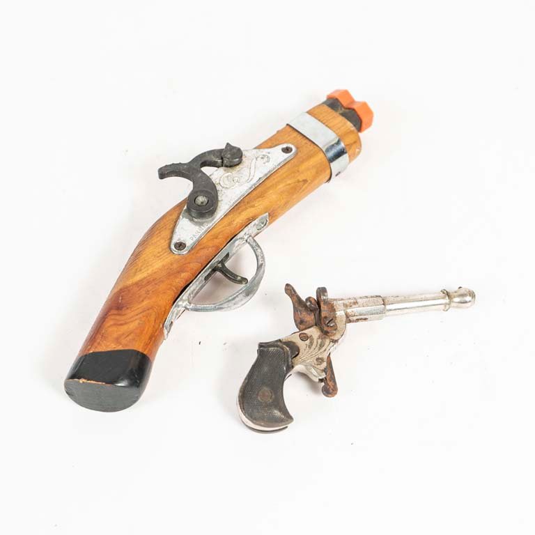 Dos Pistolas: Una Antigua y Un Encendedor Estilo Pistola