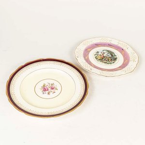 Lote siguiente: 2 Platos Ingleses de Loza con Decoración Floral y Escena Romántica