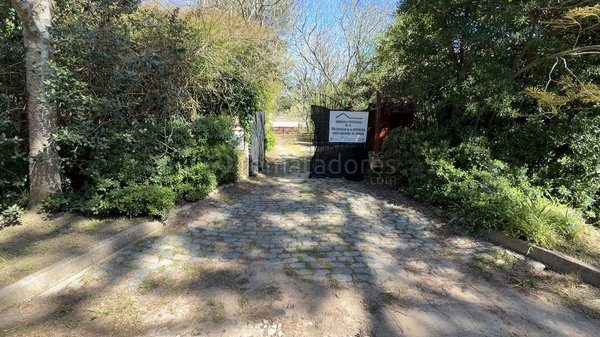 Propiedad en Venta con Amplio Terreno y Construcción