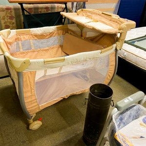 Mesa de Máquina de Coser Antigua con Pie de Hierro Blanco y Cuna - imagen 4