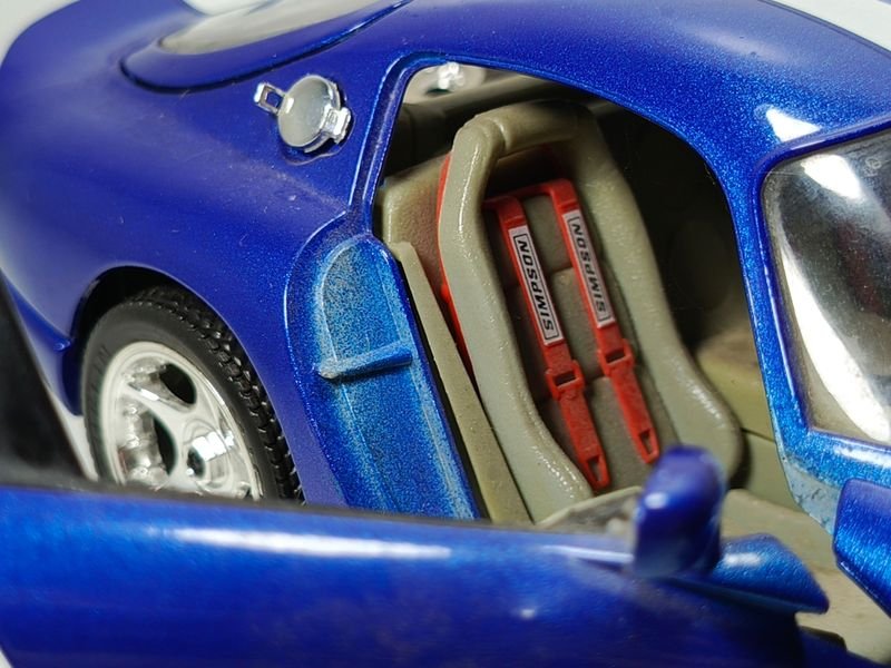 Coche de colección a escala 1/18 de la marca Burago, modelo Viper GTS - imagen 3