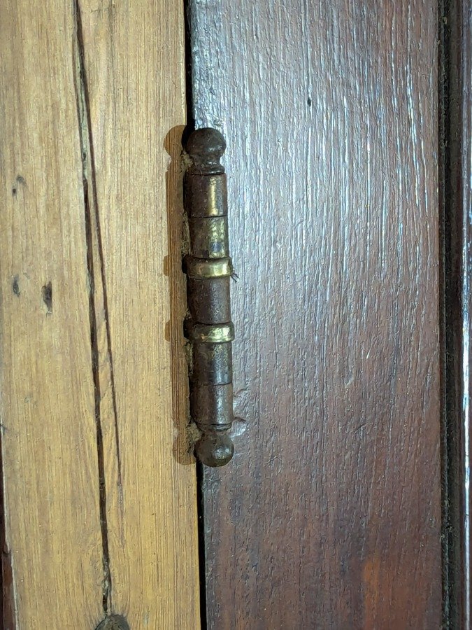 Puerta antigua de frente con panelado de cedro y llaves - imagen 11