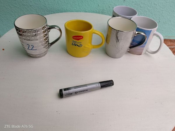 Colección de tazas y vasos coloridos - imagen 1