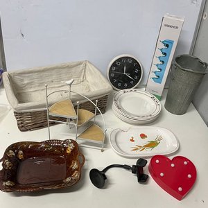 Lote siguiente: Lote Variado: Canasta Mimbre, Platos Blancos, Reloj Pared, Bandejas Loza, Corazón Luz y Más