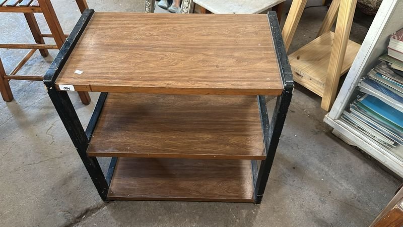 Mesa auxiliar en madera con tres estantes - imagen 2